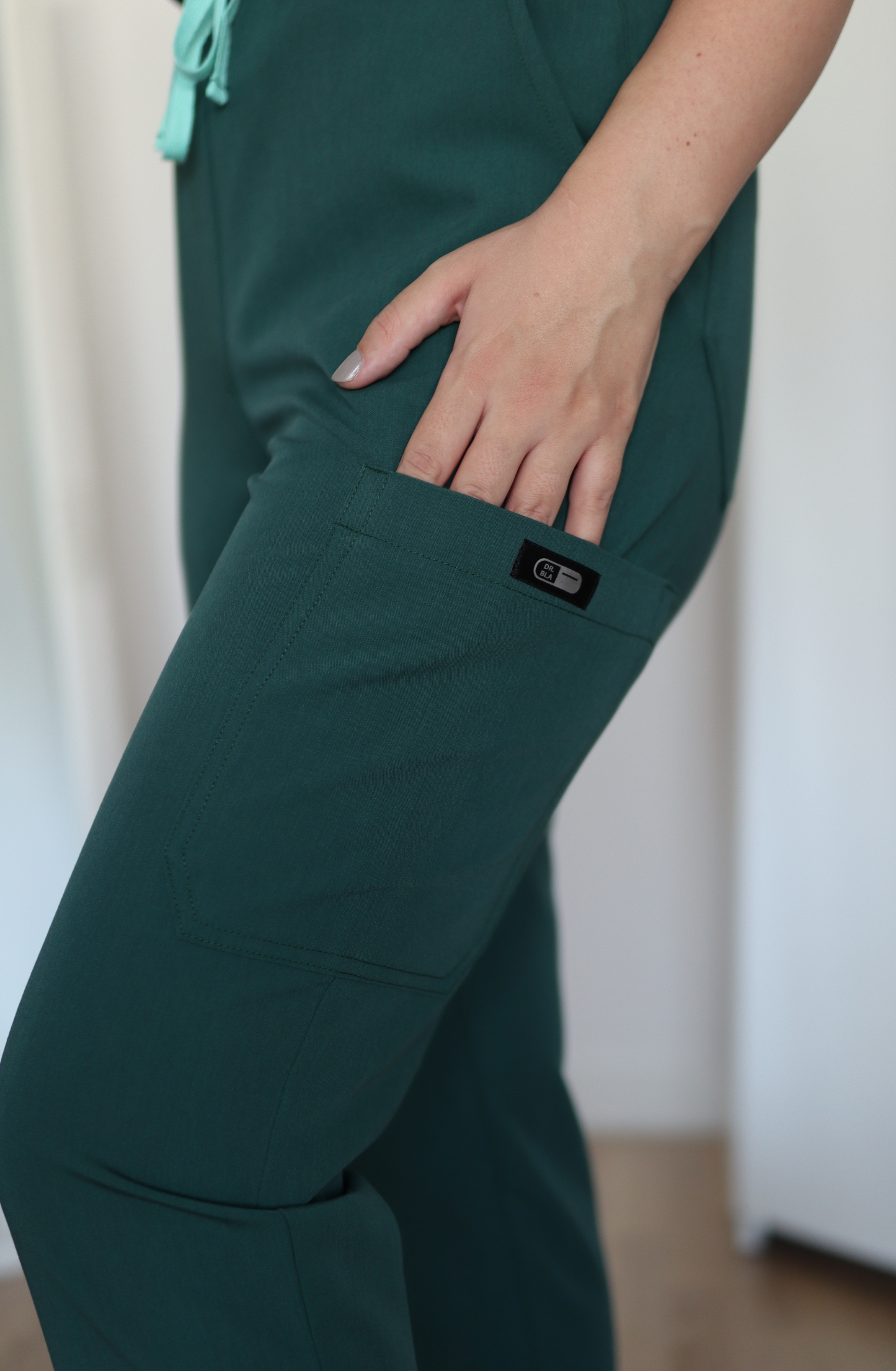 Pantaloni medicali elastici Slim Fit cu talie inalta conici