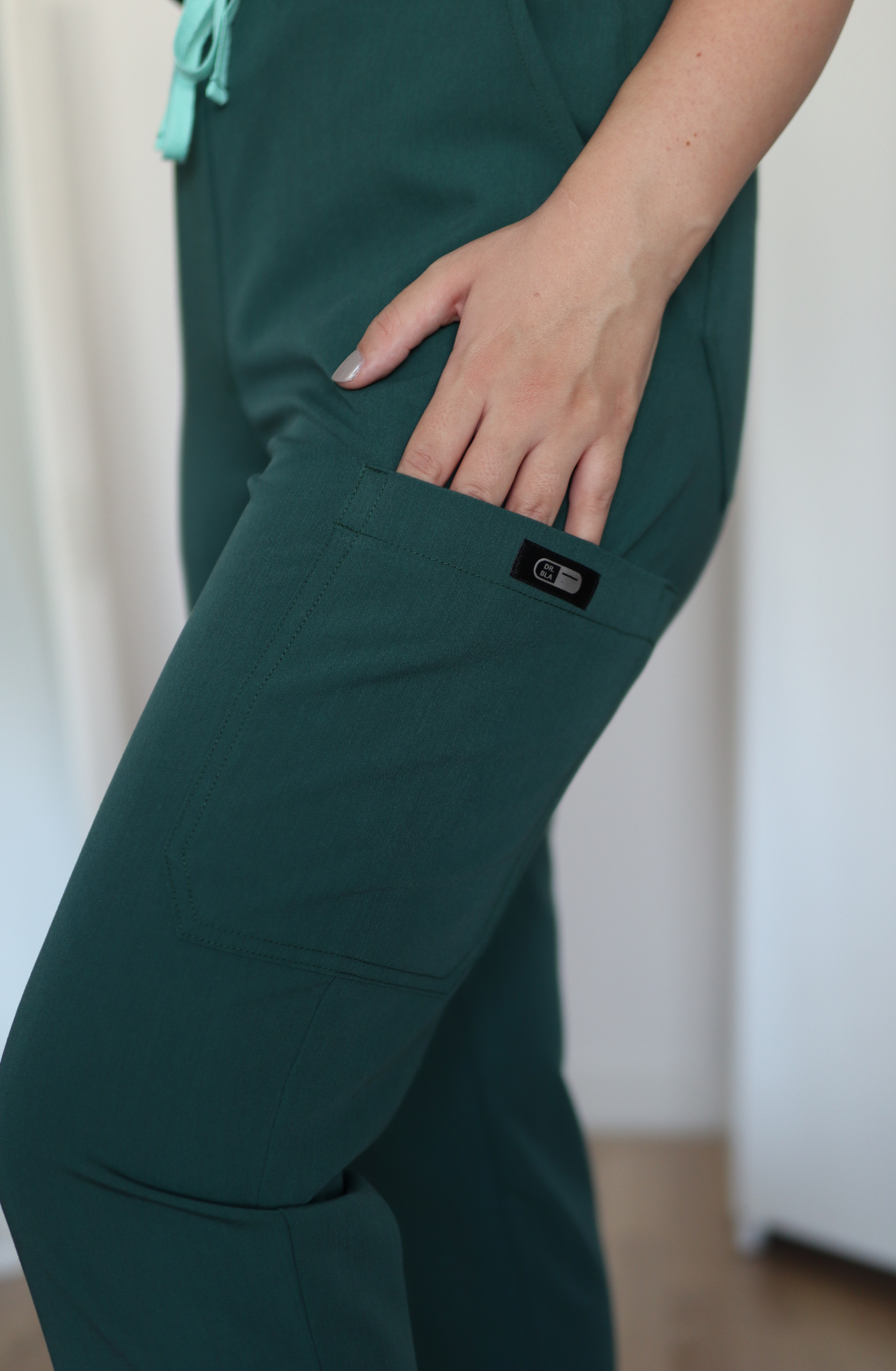 Pantaloni medicali elastici Slim Fit cu talie inalta conici