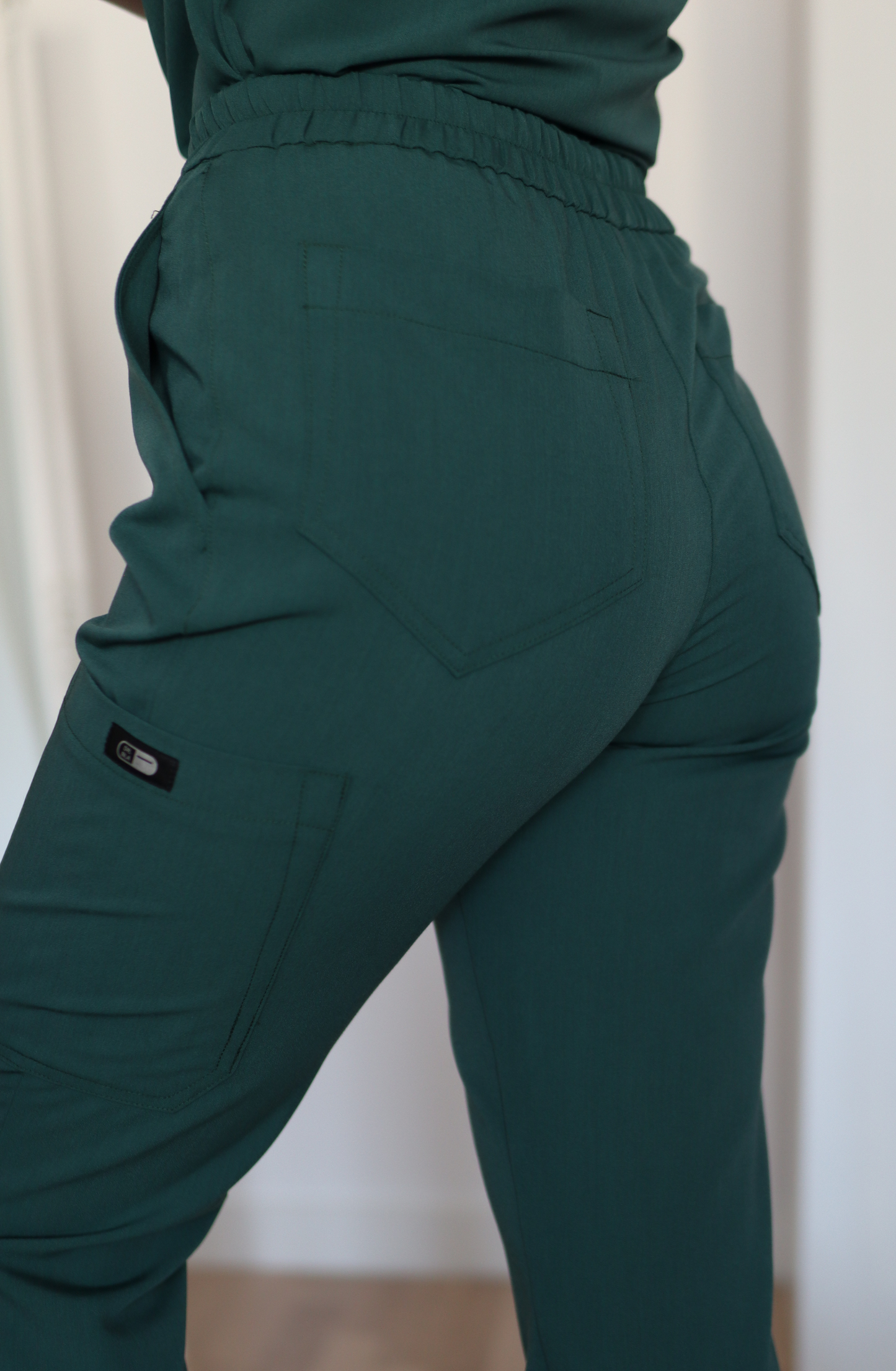Pantaloni medicali elastici Slim Fit cu talie inalta conici