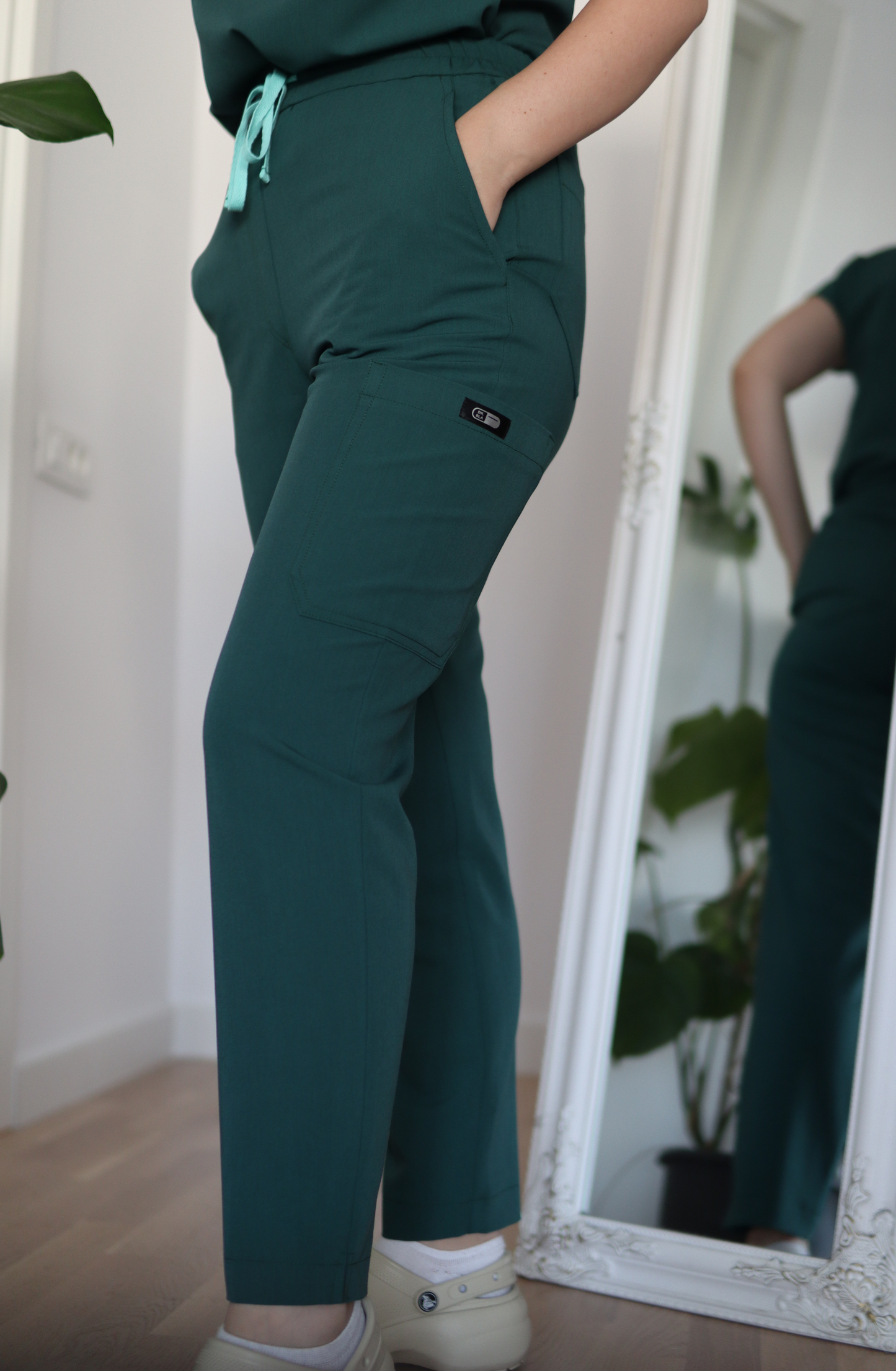 Pantaloni medicali elastici Slim Fit cu talie inalta conici