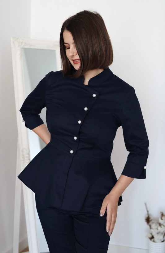 Bluza medicala eleganta Jasmine cu peplum si nasturi tip perla, brand DR. BLA SCRUBS