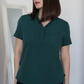 Bluză medicală elastică Healium damă, culoare verde, croi lejer tip cămașă, brand DR. BLA SCRUBS.