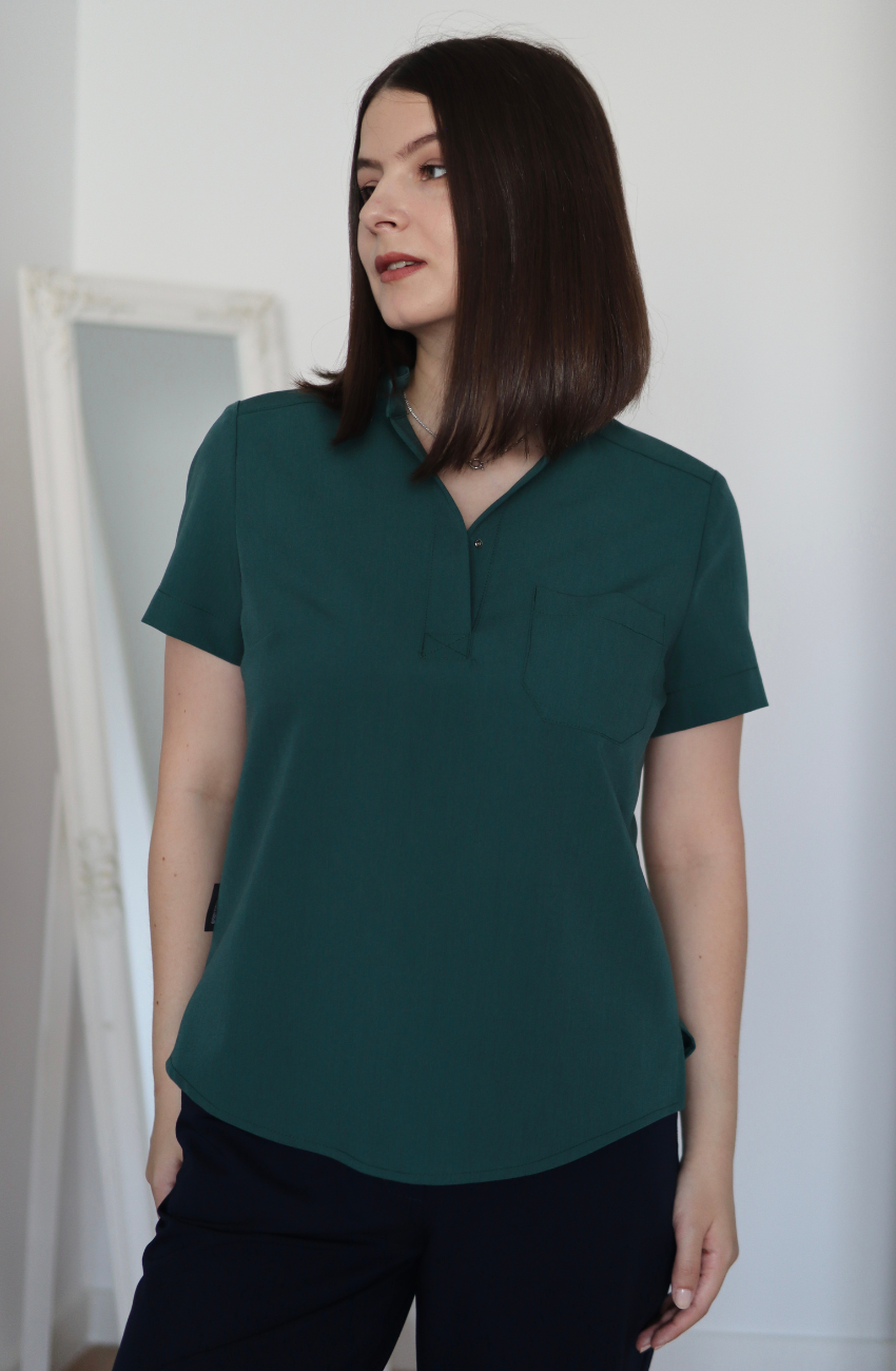 Bluză medicală elastică Healium damă, culoare verde, croi lejer tip cămașă, brand DR. BLA SCRUBS.