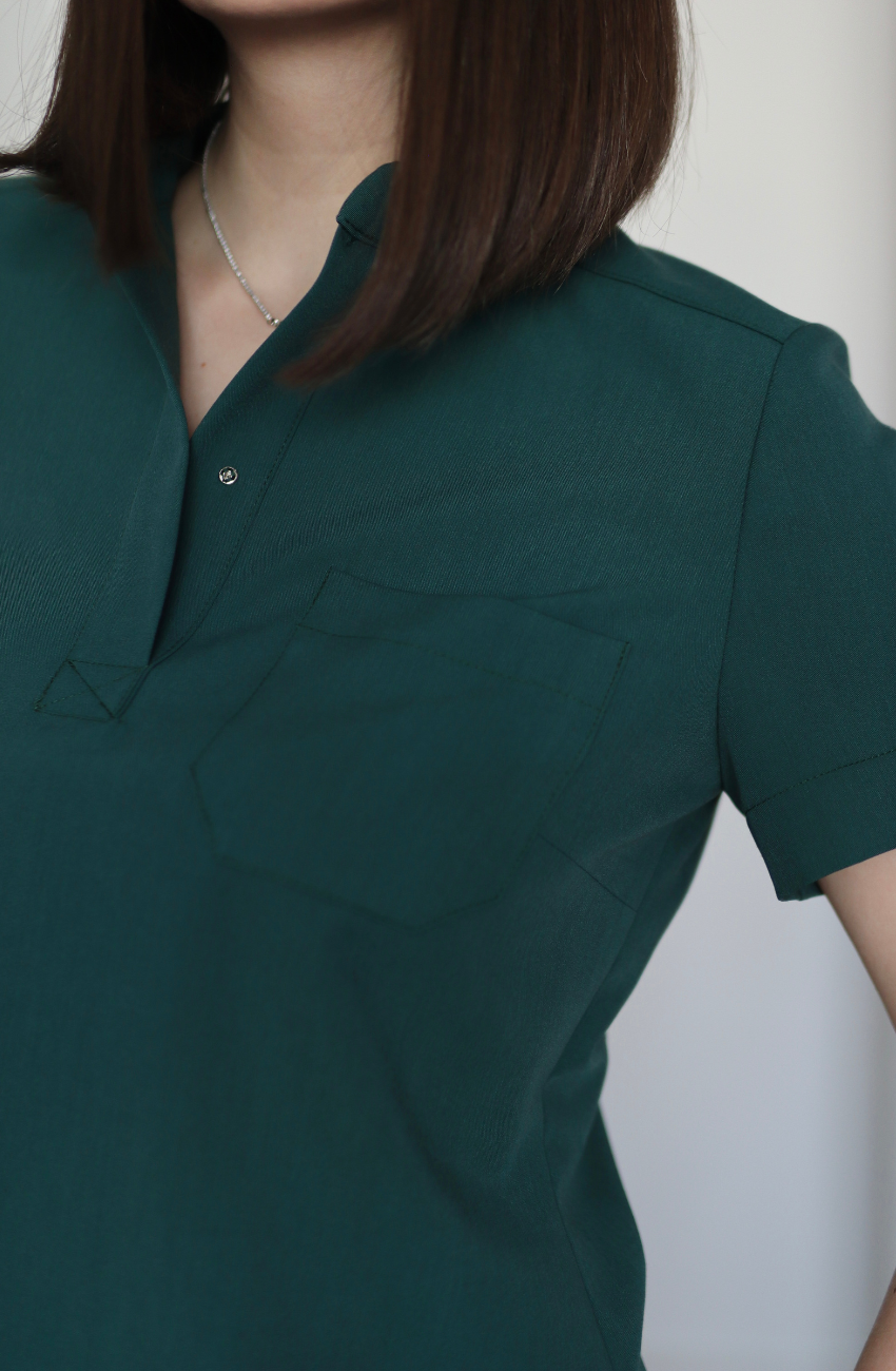 Mânecă căzută și buzunar la piept, bluză medicală stil cămașă Healium, uniformă medicală artizanală.