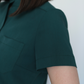 Mânecă căzută și buzunar la piept, bluză medicală stil cămașă Healium, uniformă medicală artizanală.