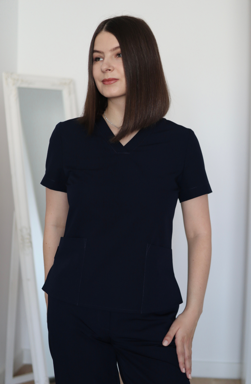 Bluza medicala elastica Vera cu decolteu in V si croi cambrat, brand DR. BLA SCRUBS.