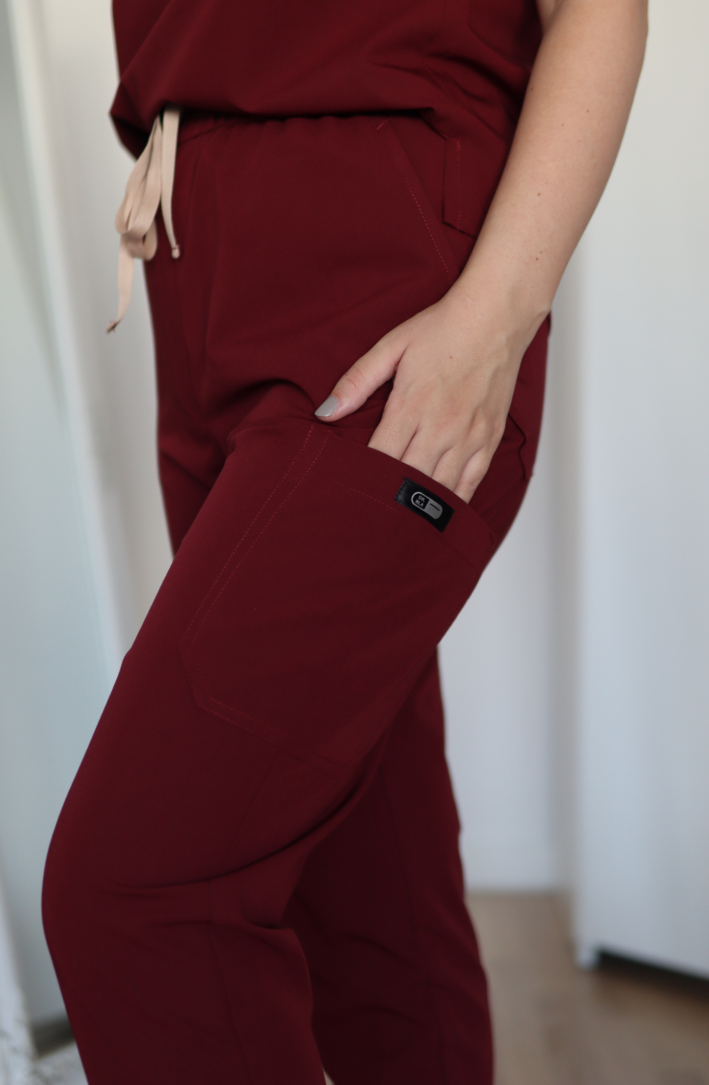 Pantaloni medicali elastici 5 buzunare rosu inchis