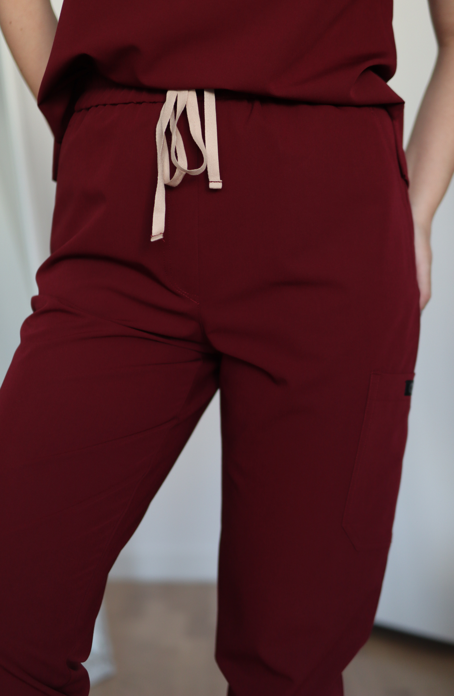 Pantaloni medicali elastici talie inalta culoare rosu inchis