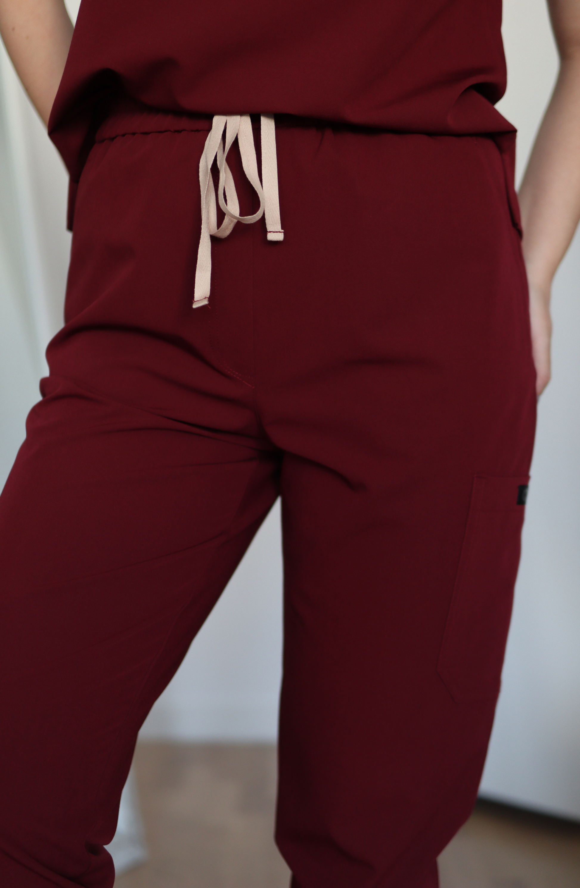 Pantaloni medicali elastici talie inalta culoare rosu inchis