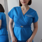 Bluză medicală elegantă Daisy cu cataramă metalică, disponibilă pe mărimi standard sau la comandă la DR. BLA SCRUBS.