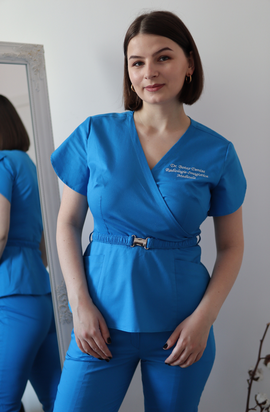 Bluză medicală elegantă Daisy cu cataramă metalică, disponibilă pe mărimi standard sau la comandă la DR. BLA SCRUBS.