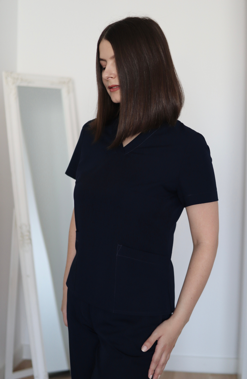 Bluza medicala elastica Vera cu decolteu in V si croi cambrat, culoare Navy Blue, brand DR. BLA SCRUBS