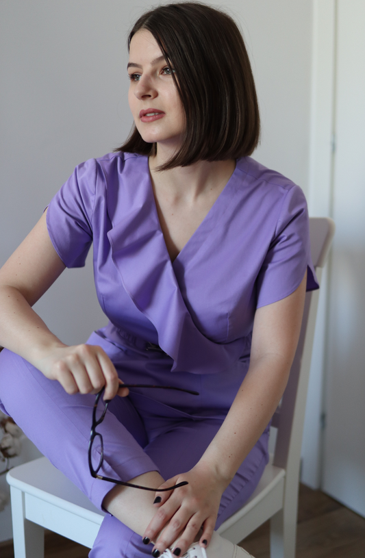 Bluză medicală elegantă Blooming Orchid cu design cu volane și mânecă lalea, lila, disponibilă la comandă la DR. BLA SCRUBS.