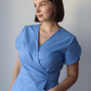 Bluză medicală elegantă model Kimono cu mânecă lalea și decolteu în V, creată de DR. BLA SCRUBS.