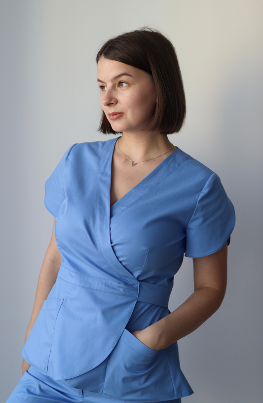 Bluză medicală elegantă model Kimono cu mânecă lalea și decolteu în V, creată de DR. BLA SCRUBS.