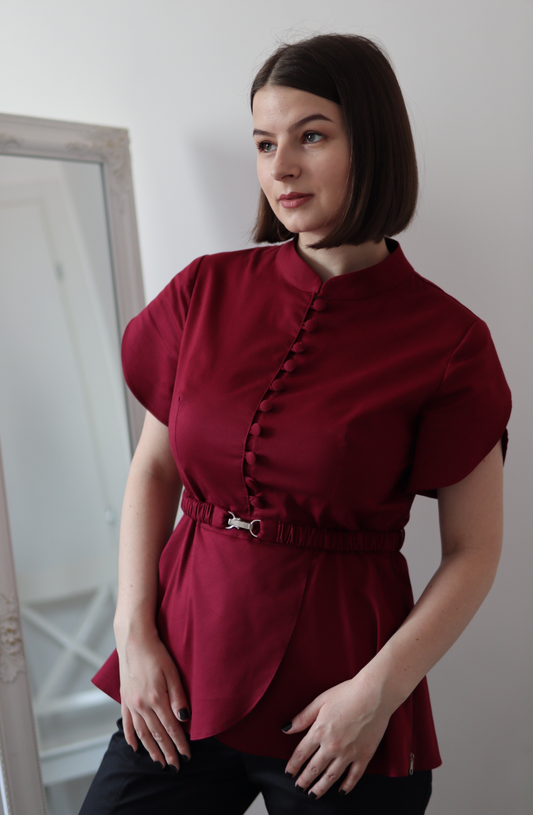 Bluză medicală elegantă Japanese Tulip, primul produs creat în atelierul DR. BLA SCRUBS și best seller-ul colecției.