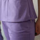 Detaliu buzunare frontale încăpătoare la bluza medicală Blooming Orchid, lucrată pe mărimi standard sau personalizate la DR. BLA SCRUBS.