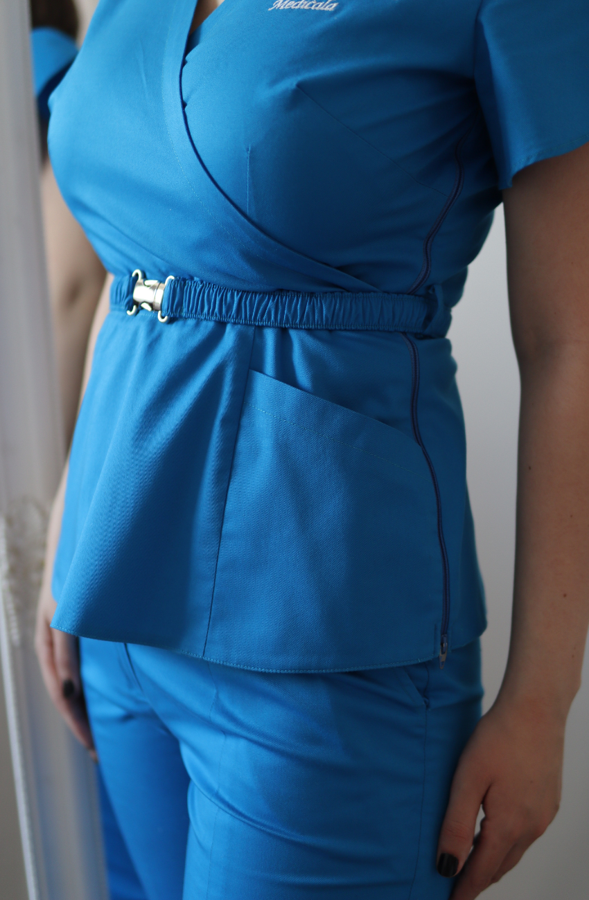 Detaliu feronerie premium la bluza Daisy, realizată pe măsurile tale în atelierul DR. BLA SCRUBS.