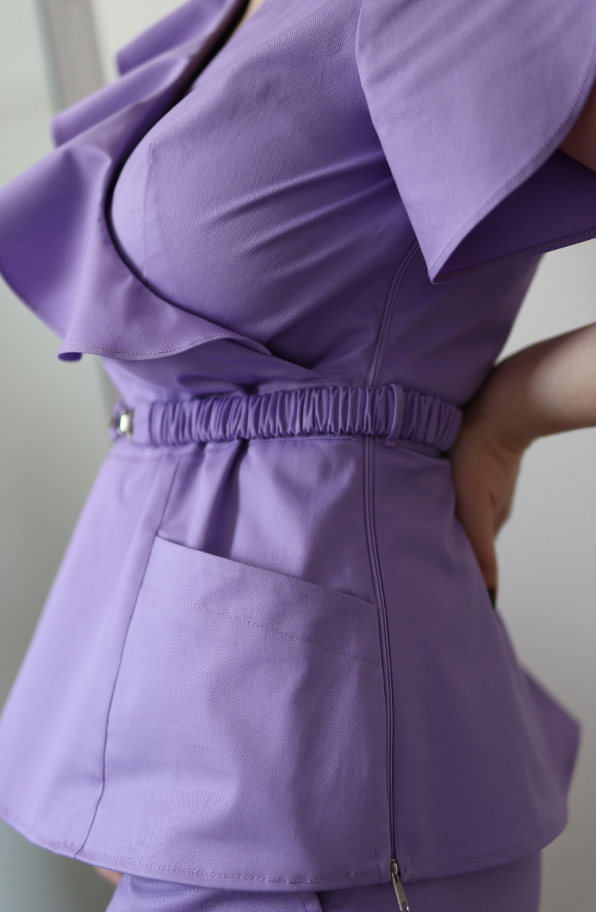 Detaliu feronerie premium și cordon elastic la bluza medicală Blooming Orchid, lucrată pe măsuri în atelier.