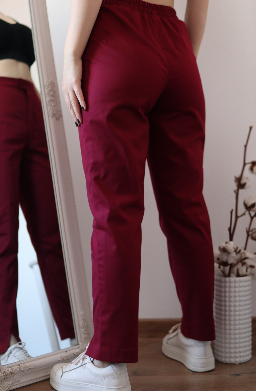 Detaliu elastic la spate pentru ajustare perfectă la pantalonii medicali cu talie înaltă culoare bordo.