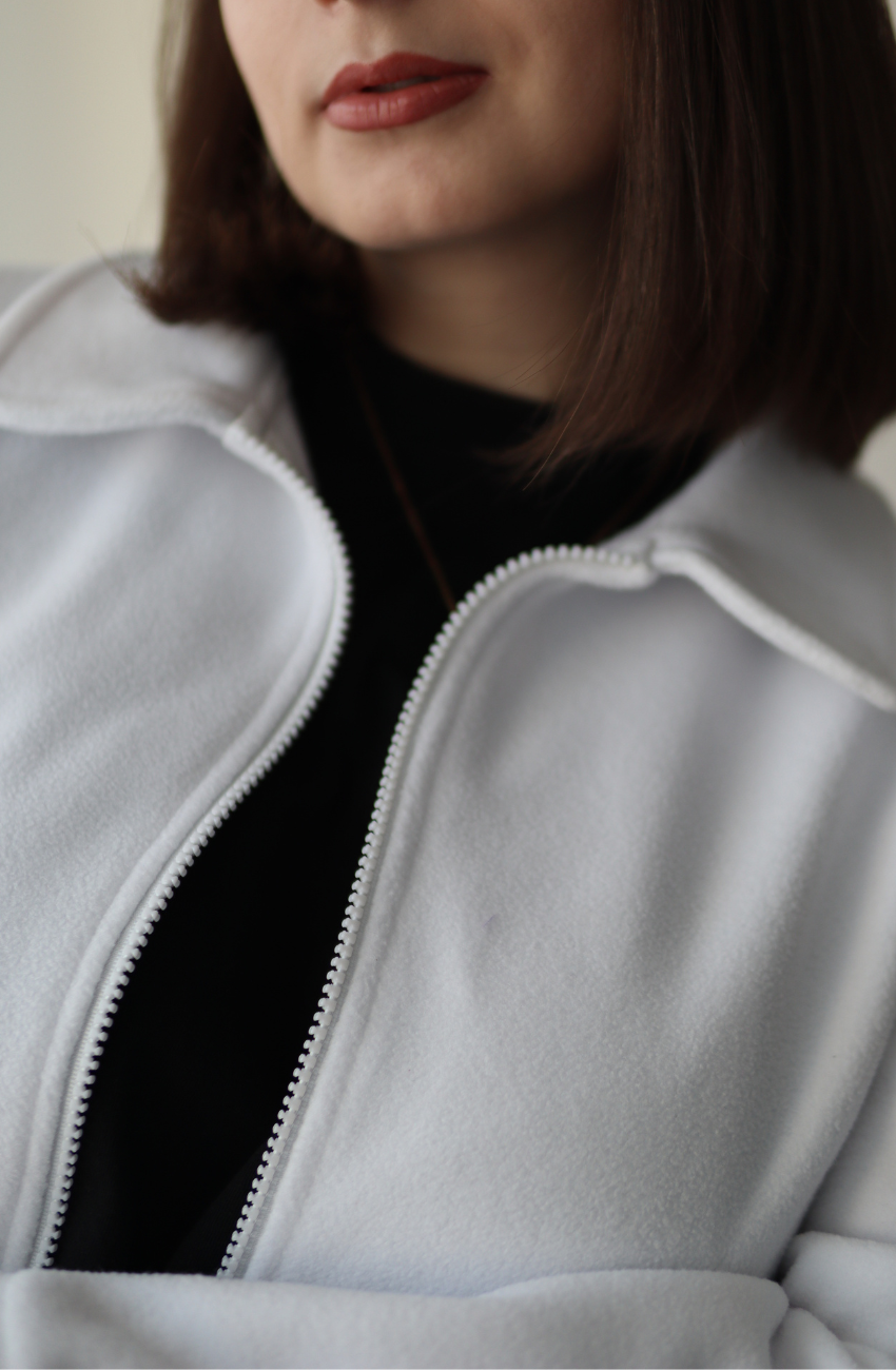 Sistem de închidere cu fermoar rezistent la halatul medical polar scurt Simple, finisat în atelier.