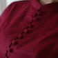 Detaliu guler tip tunică și nasturi îmbrăcați la bluza medicală premium Japanese Tulip.