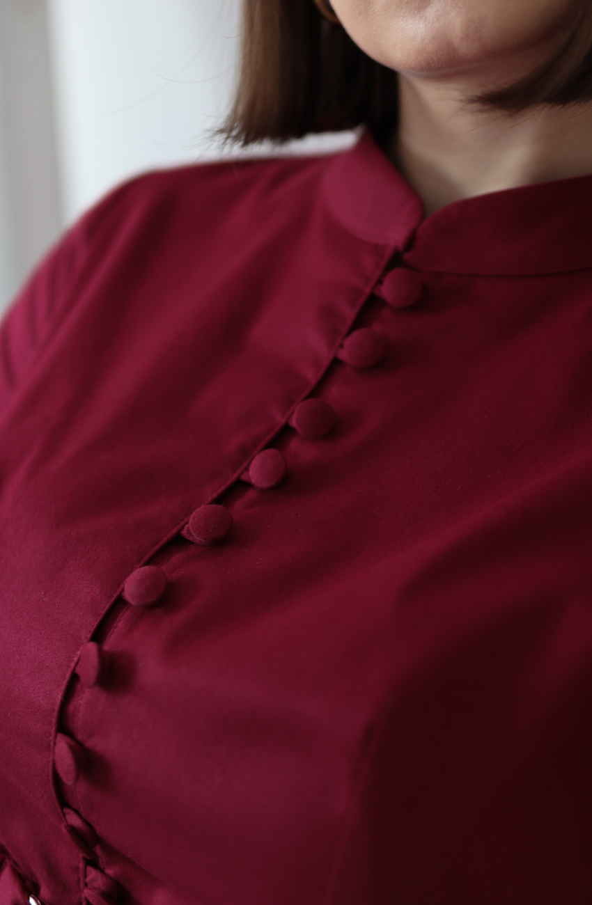 Detaliu guler tip tunică și nasturi îmbrăcați la bluza medicală premium Japanese Tulip.