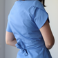 Detaliu mânecă tip lalea la bluza medicală feminină Kimono, design de atelier.