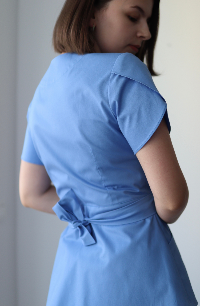 Detaliu mânecă tip lalea la bluza medicală feminină Kimono, design de atelier.