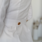 Detaliu cordon decorativ pe spatele halatului medical Serena, lucrat în atelier DR. BLA SCRUBS.
