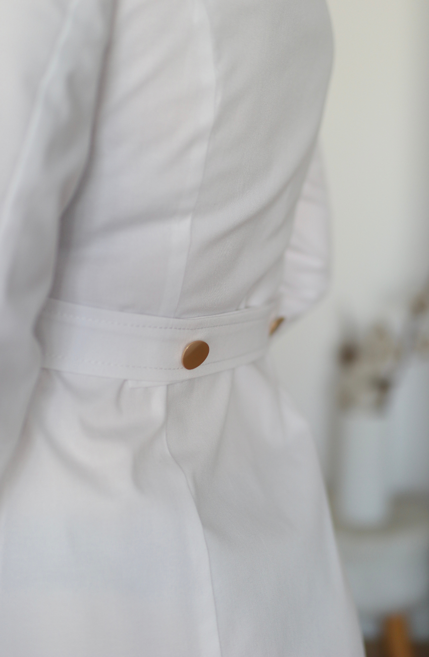 Detaliu cordon decorativ pe spatele halatului medical Serena, lucrat în atelier DR. BLA SCRUBS.