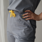 Detaliu elastic circumferențial și șnur colorat ajustabil la pantalonii medicali DR. BLA SCRUBS.