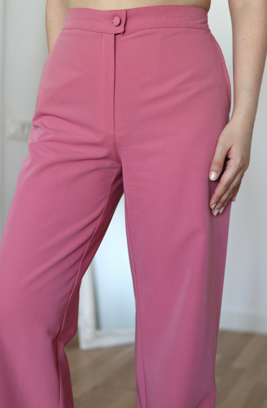 Detaliu talie elastică pantaloni medicali roz Cotton Candy, croială de atelier.