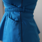 Sistem de închidere cu fermoar lateral la bluza Daisy, lucrată manual pentru o potrivire perfectă.