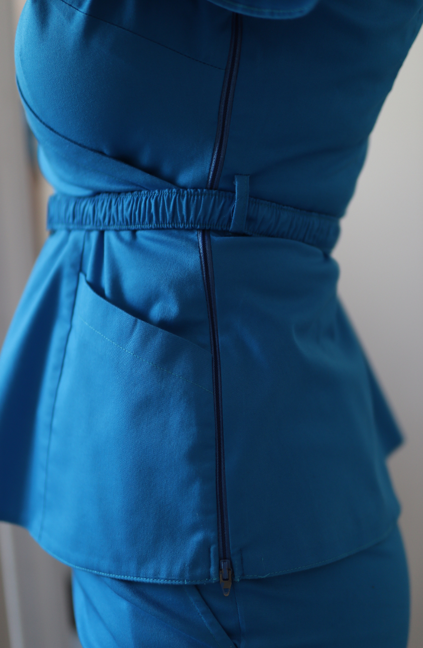 Sistem de închidere cu fermoar lateral la bluza Daisy, lucrată manual pentru o potrivire perfectă.
