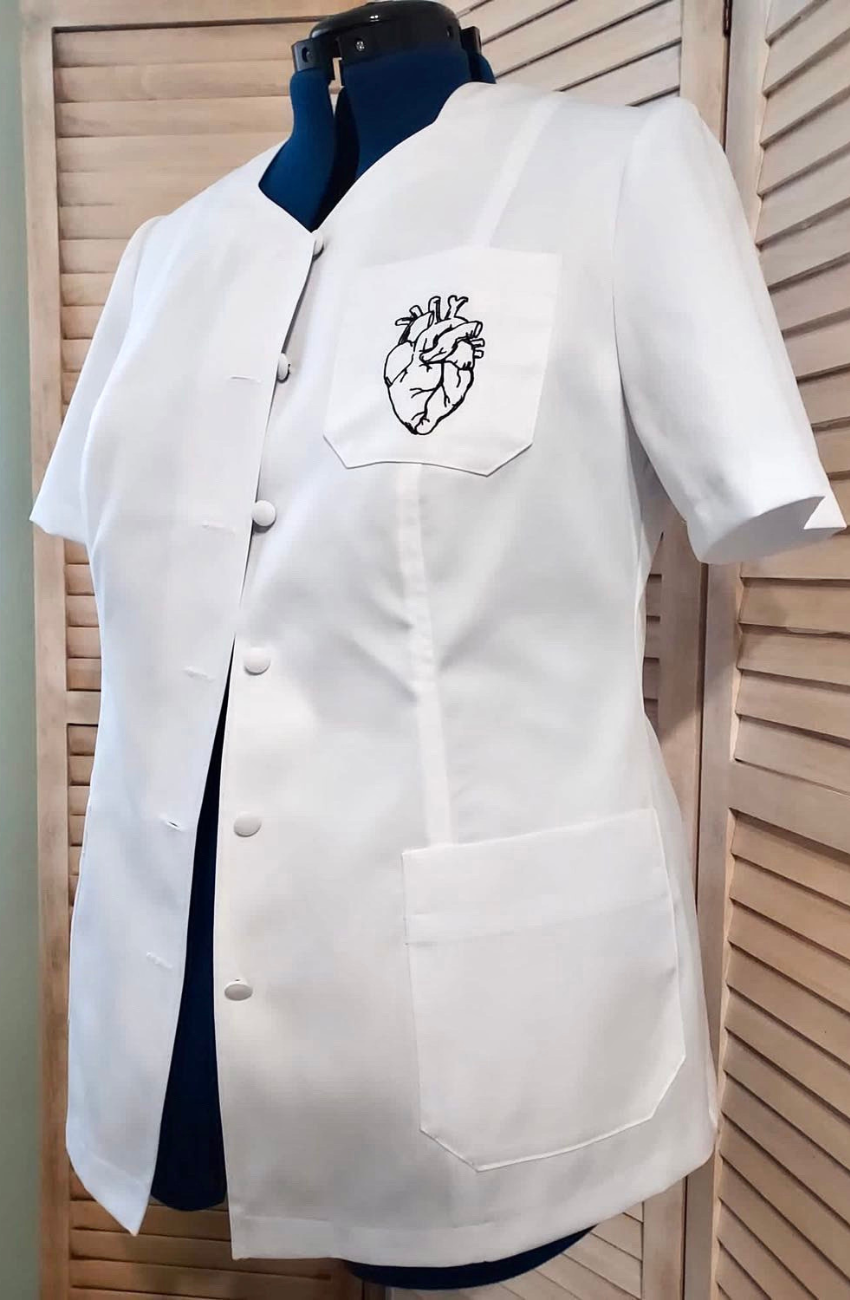 Halat medical damă model Simple cu mânecă scurtă și decolteu geometric, creat de DR. BLA SCRUBS.