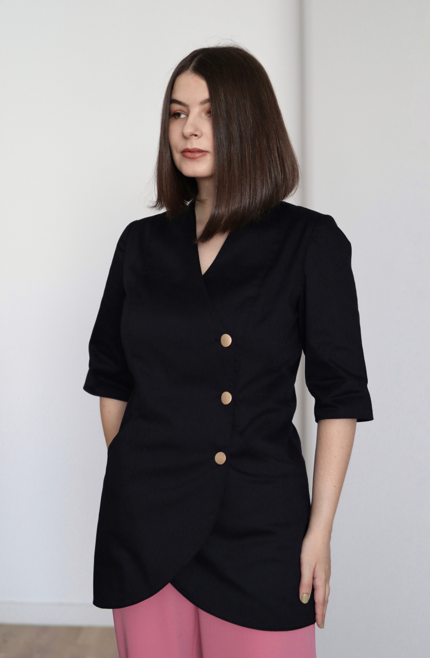 Halat medical elegant Layla de dama, croi cambrat si nasturi metalizati, culoare negru.
