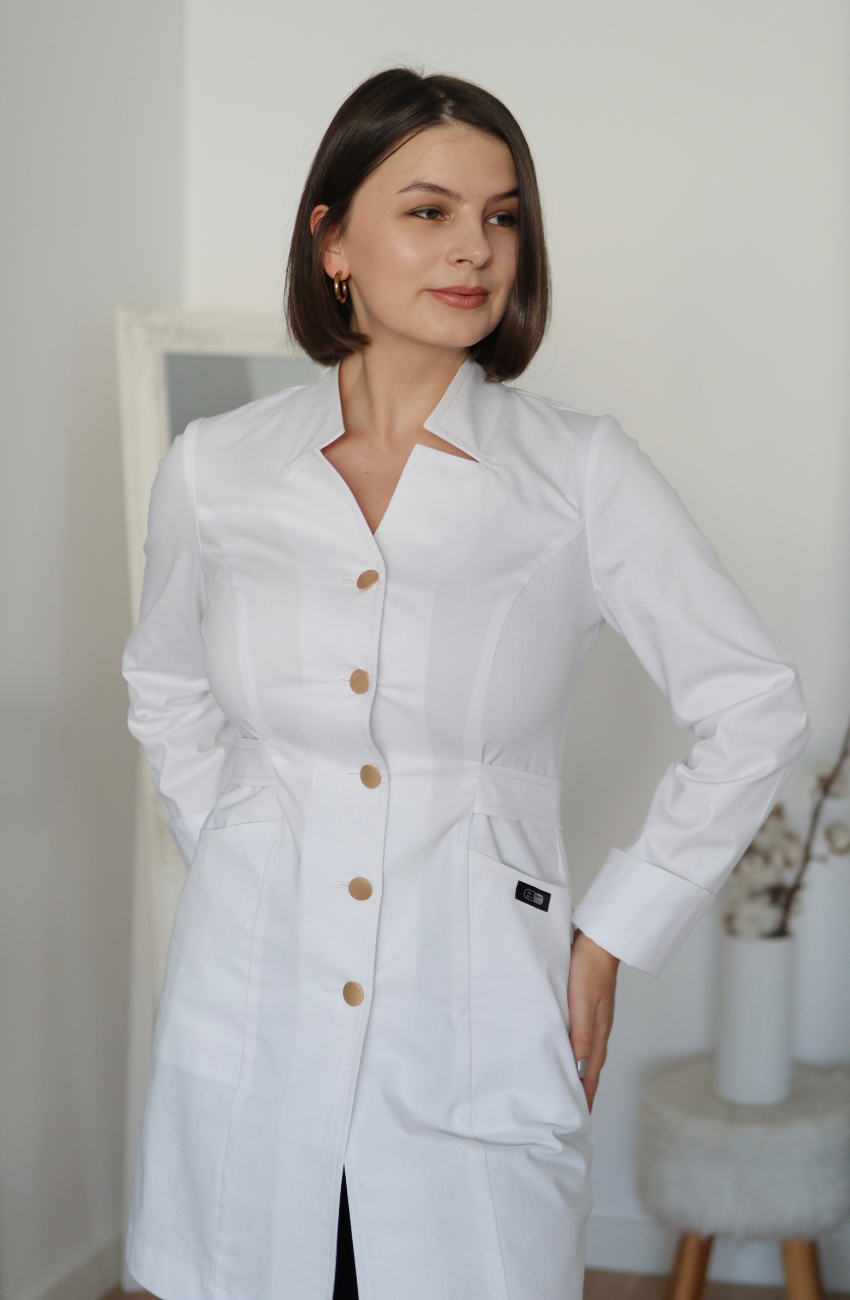 Halat medical elegant Serena cu decolteu geometric și croi cambrat, DR. BLA SCRUBS.