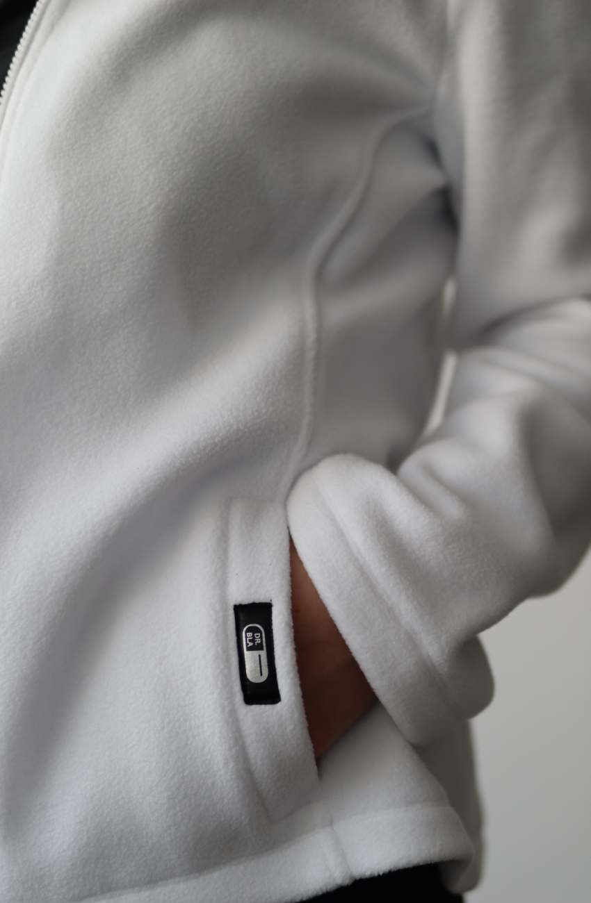 Vedere buzunare laterale și croi confortabil la halatul medical polar pentru damă, marca DR. BLA SCRUBS.