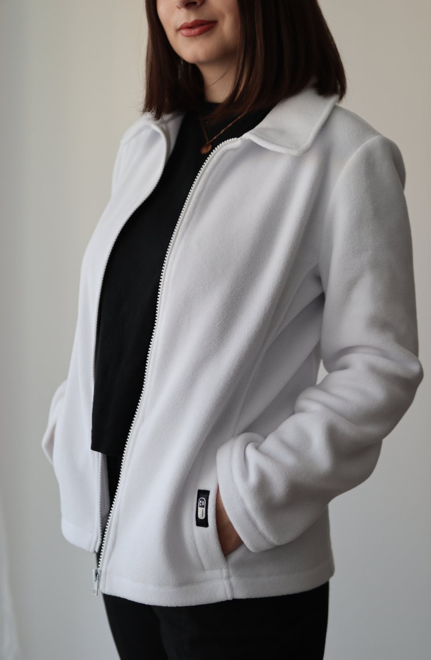 Halat medical polar scurt model Simple cu fermoar, culoarea alb, disponibil în atelierul DR. BLA SCRUBS.