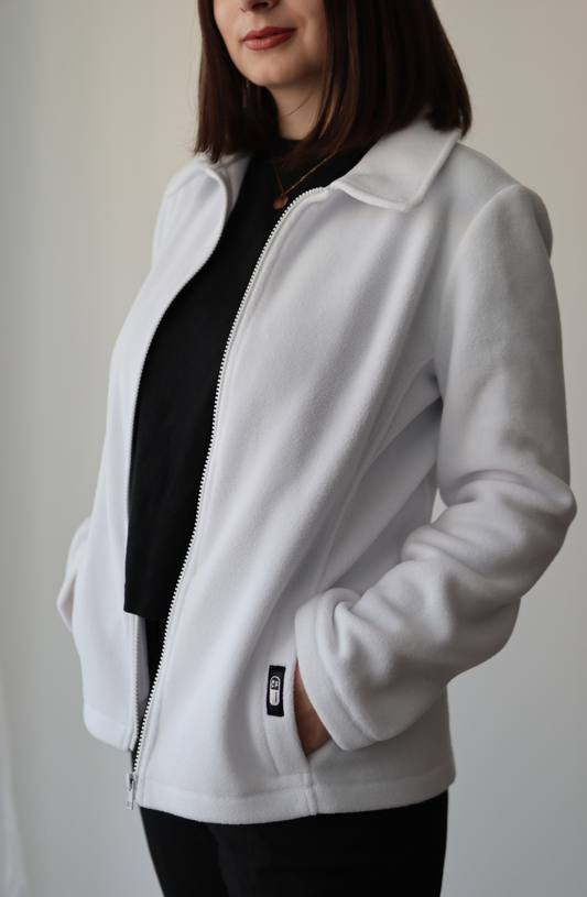 Halat medical polar scurt model Simple cu fermoar, culoarea alb, disponibil în atelierul DR. BLA SCRUBS.