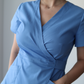 Sistem de închidere cu cordon atașat pentru reglarea taliei la bluza medicală Kimono.