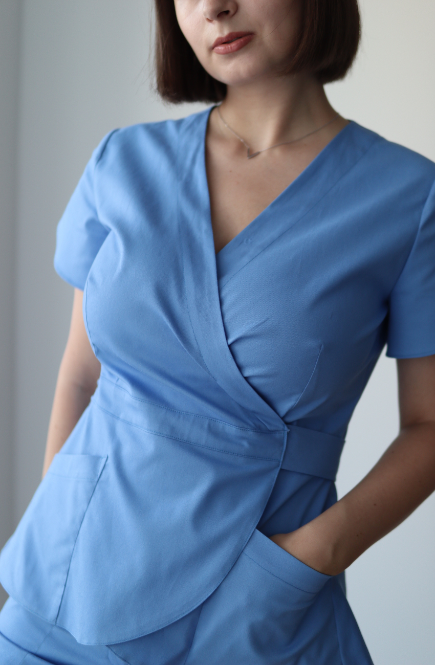 Sistem de închidere cu cordon atașat pentru reglarea taliei la bluza medicală Kimono.