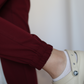 Detaliu elastic la glezna pentru pantaloni medicali rosu inchis Wine Red tip Jogger.