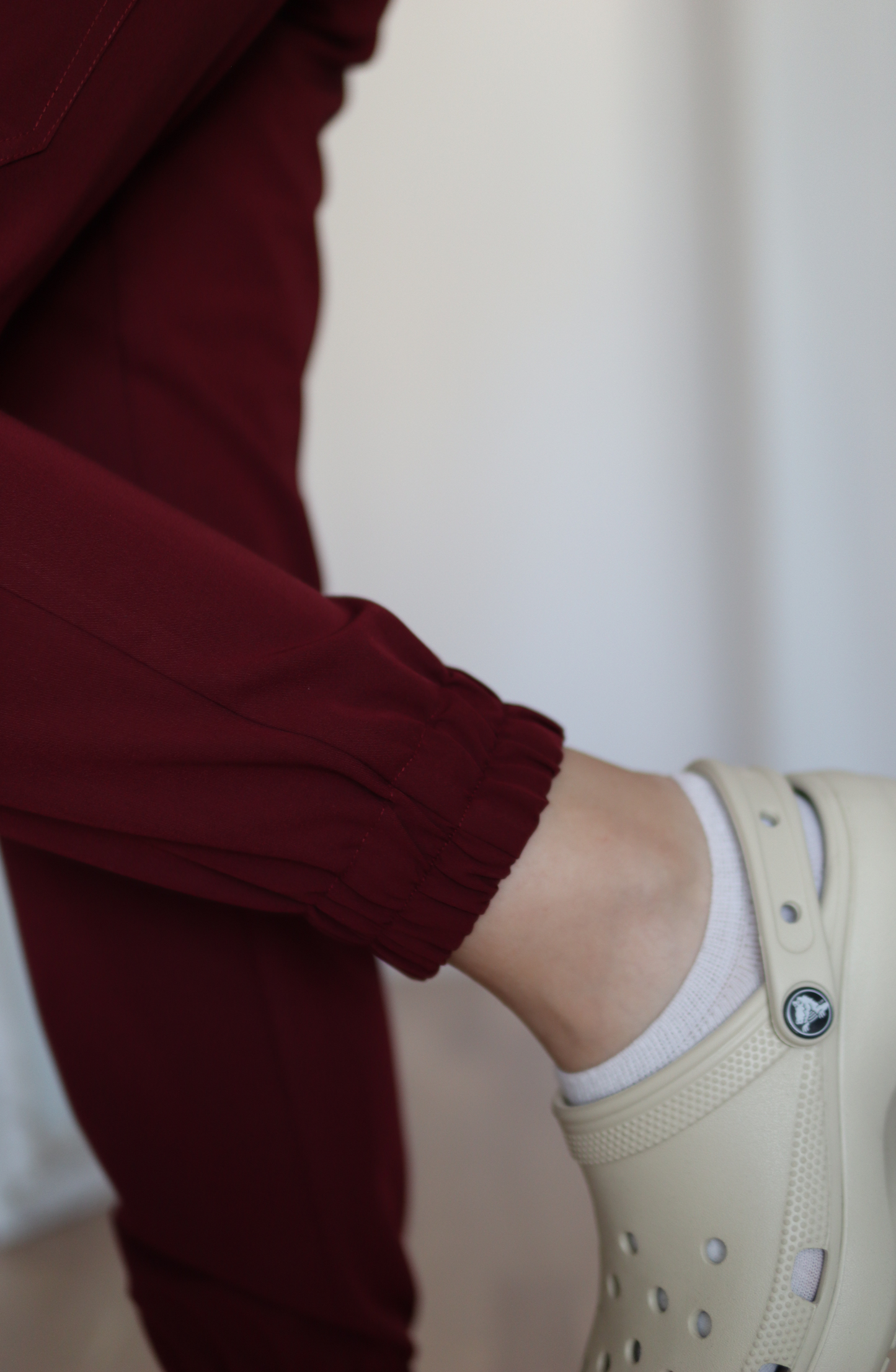 Detaliu elastic la glezna pentru pantaloni medicali rosu inchis Wine Red tip Jogger.