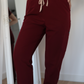 Pantaloni medicali Jogger Wine Red (rosu inchis) cu talie inalta si croi conic.