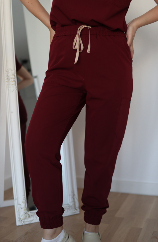 Pantaloni medicali Jogger Wine Red (rosu inchis) cu talie inalta si croi conic.