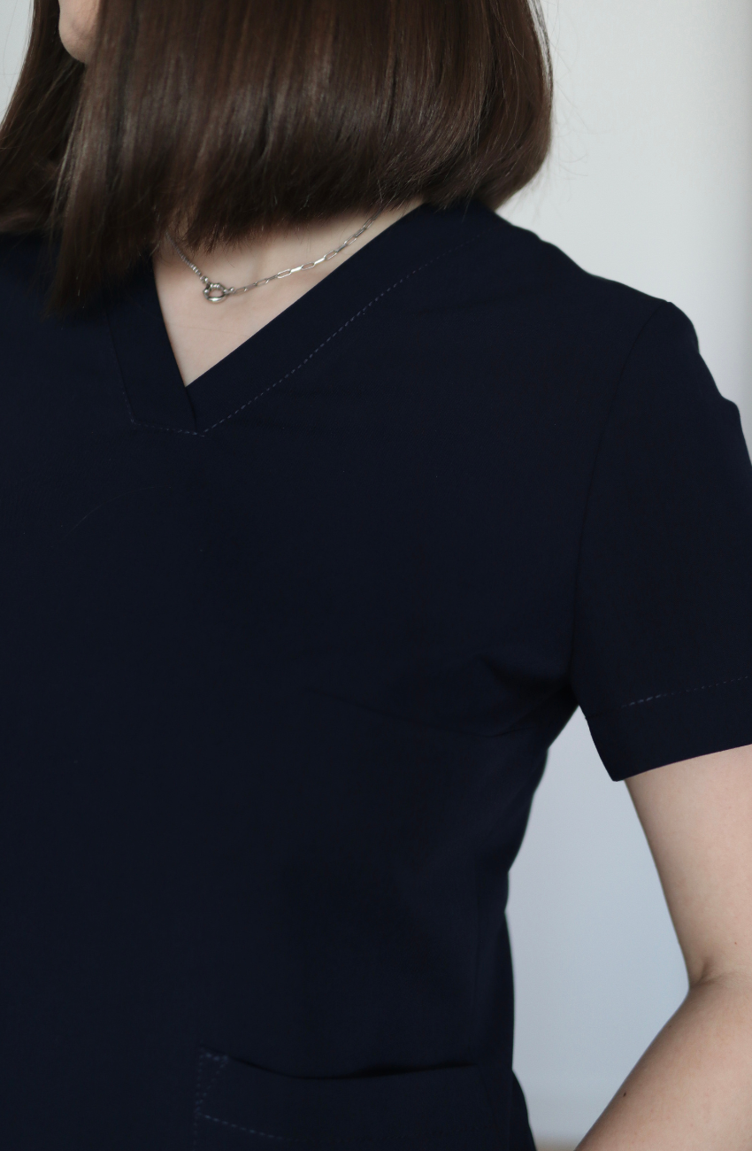 Detaliu maneca scurta si finisaje de atelier la bluza medicala Vera de dama.