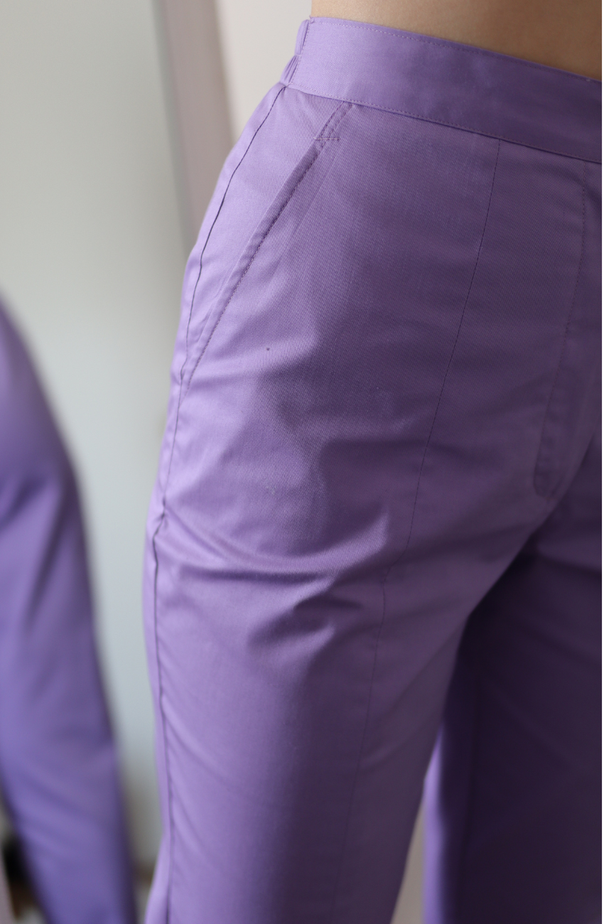 Pantaloni medicali talie inalta bumbac lila.