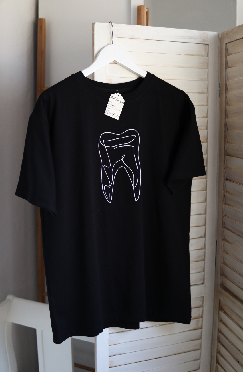 Tricou din bumbac dens 240g cu broderie tematică medicală, realizat în atelierul DR. BLA SCRUBS.